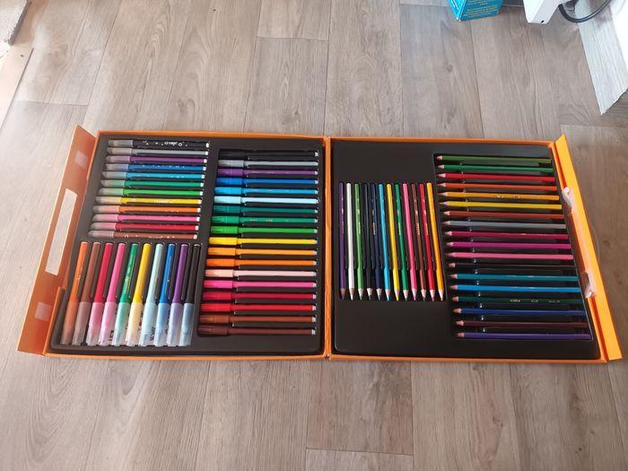 Valise des couleurs  bic 70 produits  mariokart neuf jamais ouvert feutres et crayon de couleur - photo numéro 4