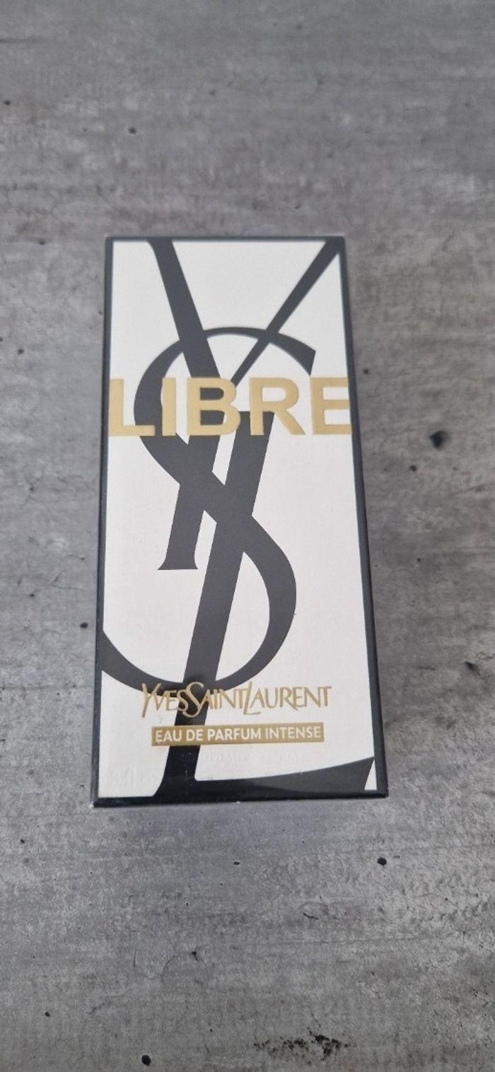 Libre Yves Saint Laurent p - photo numéro 1