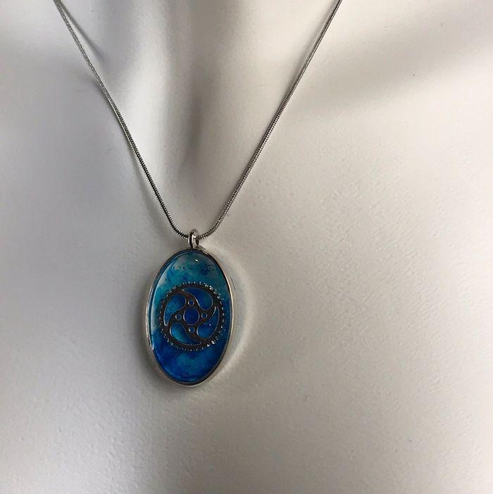 Pendentif bleu engrenage avec boîte cadeau . Idée cadeau - photo numéro 3