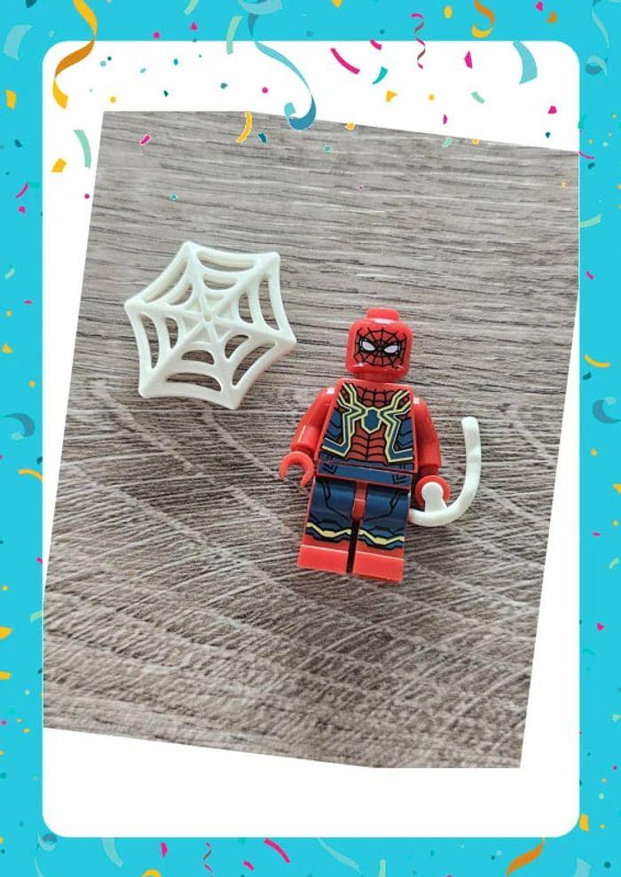 Minifigurine super héros : Spiderman costume bleu / rouge / doré (compatible Lego)