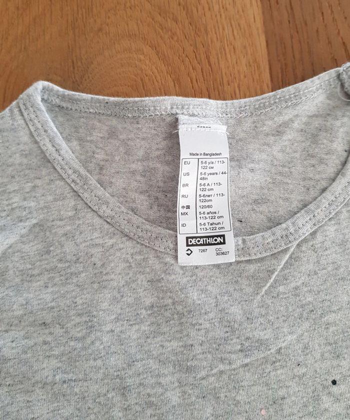 Tee shirt gris imprimé Decathlon 5-6 ans excellent état - photo numéro 3