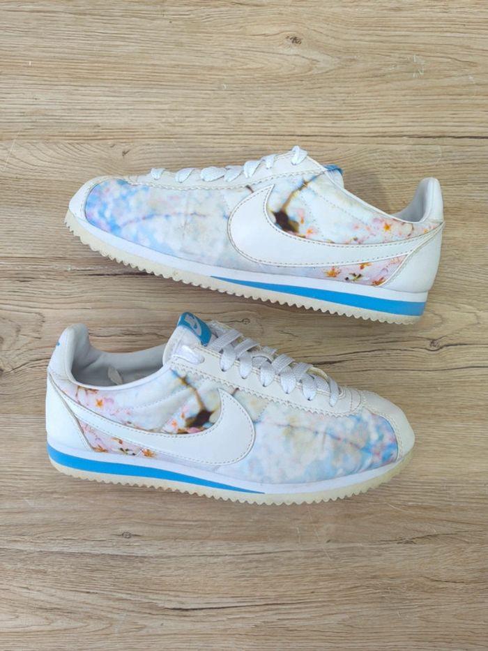 Baskets Nike Cortez à fleurs blanches et bleues pointure 39 très bon état sans boîte - photo numéro 2