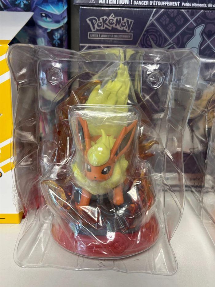 🔥 [PRO] Magnifique Duo de figurines Pyroli et Voltali Pokémon  neuve - boutique pro - Funism - photo numéro 5