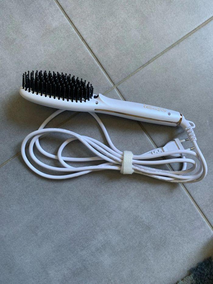 Brosse lissante chauffante - photo numéro 1