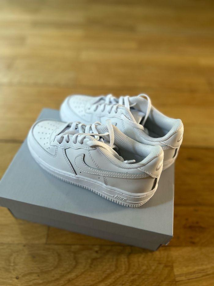 Nike Force 1 blanches pour enfants pointure 31 - photo numéro 3