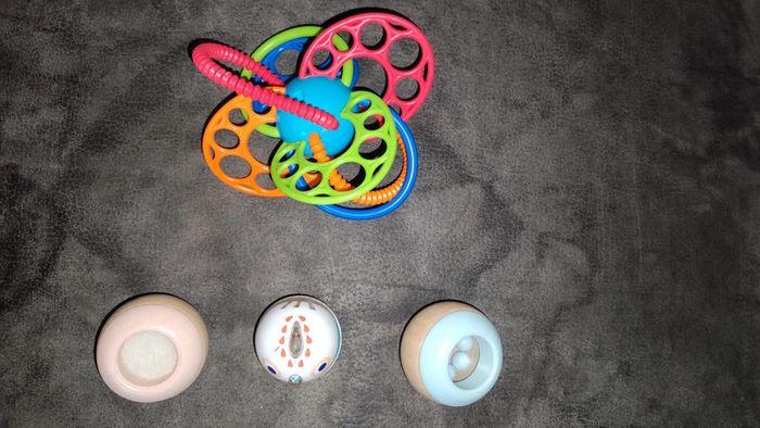 Lot jouets Montessori pour bébé Djeco oball et plan toys - photo numéro 2