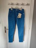 Jean neuf stradivarius taille 38 bleu