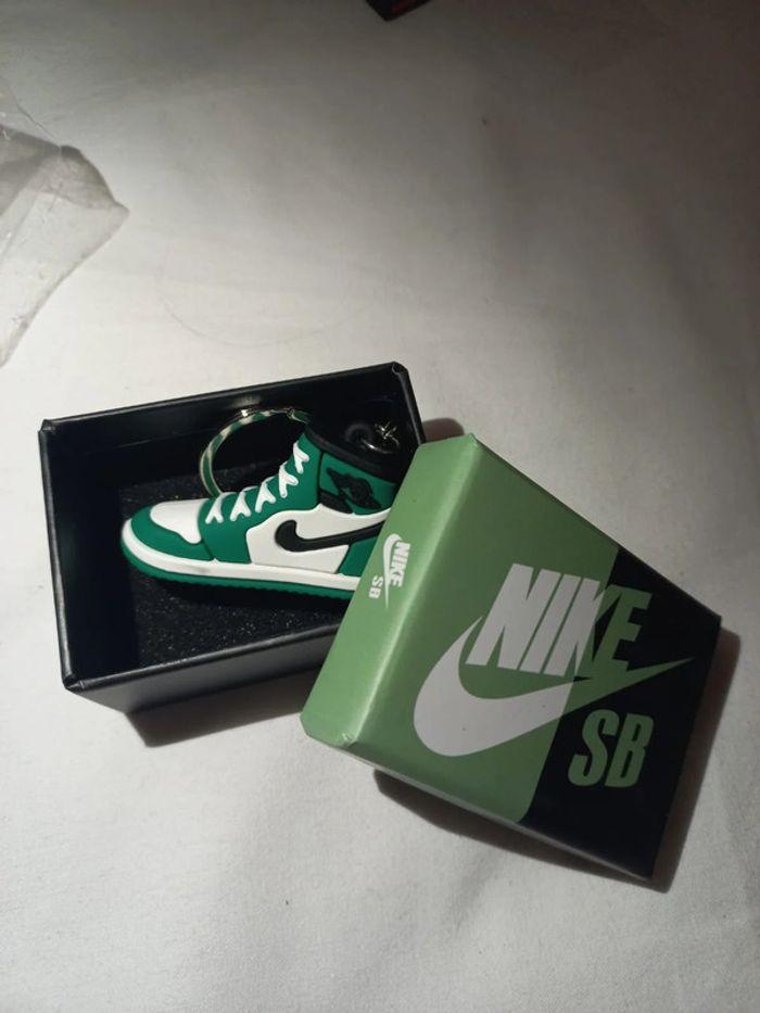 Porte clef nike vert avec boite - photo numéro 6