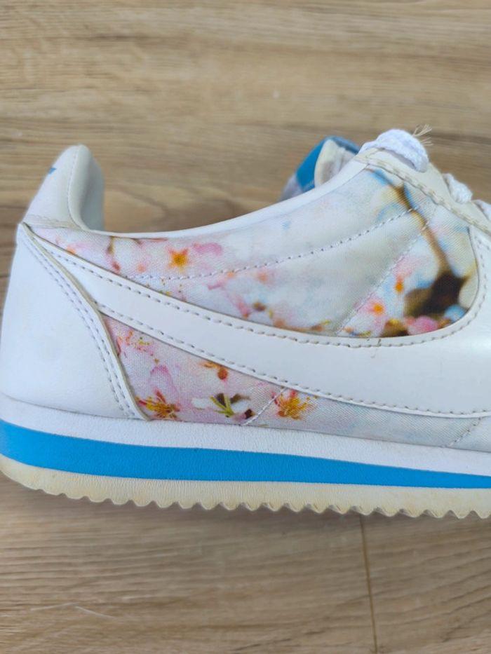 Baskets Nike Cortez à fleurs blanches et bleues pointure 39 très bon état sans boîte - photo numéro 9