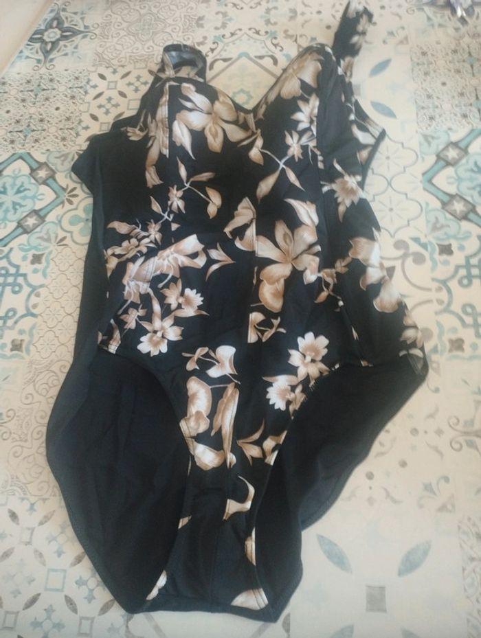 Maillot de bain une pièce noir avec fleurs marrons et blanches taille 48 tbe - photo numéro 1