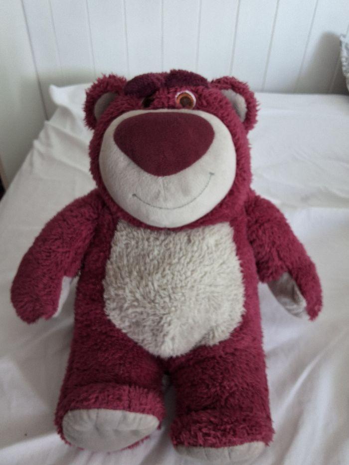 Peluche Disney Lotso Toy , position assise, parfum fraise - photo numéro 1