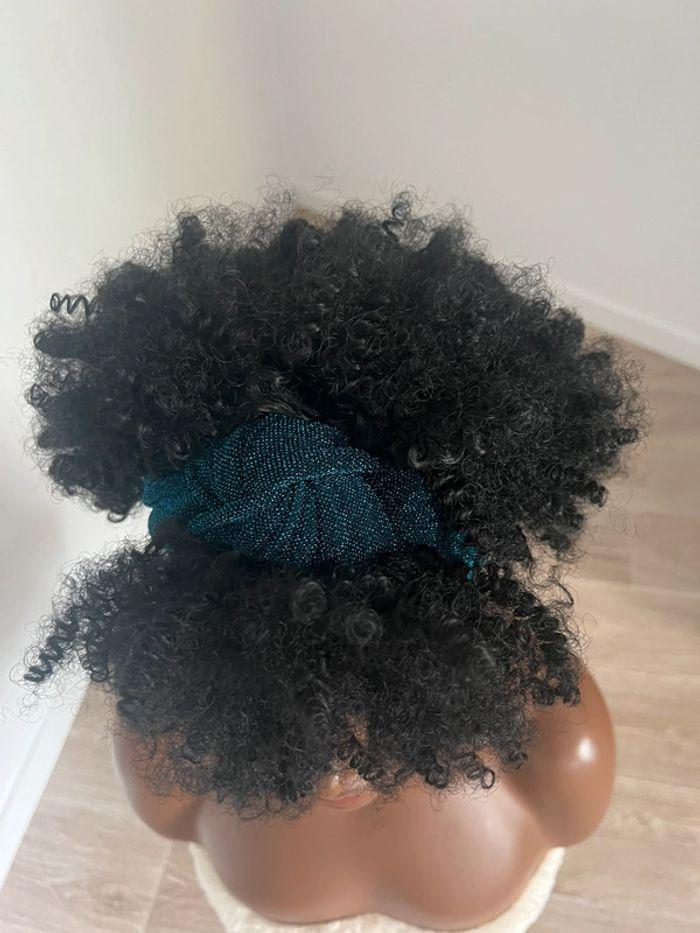 Perruque bandeau afro bouclée noire - photo numéro 14