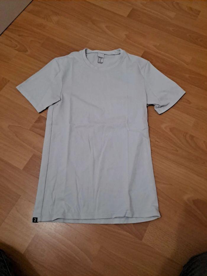 T-shirt Decathlon taille S - photo numéro 1