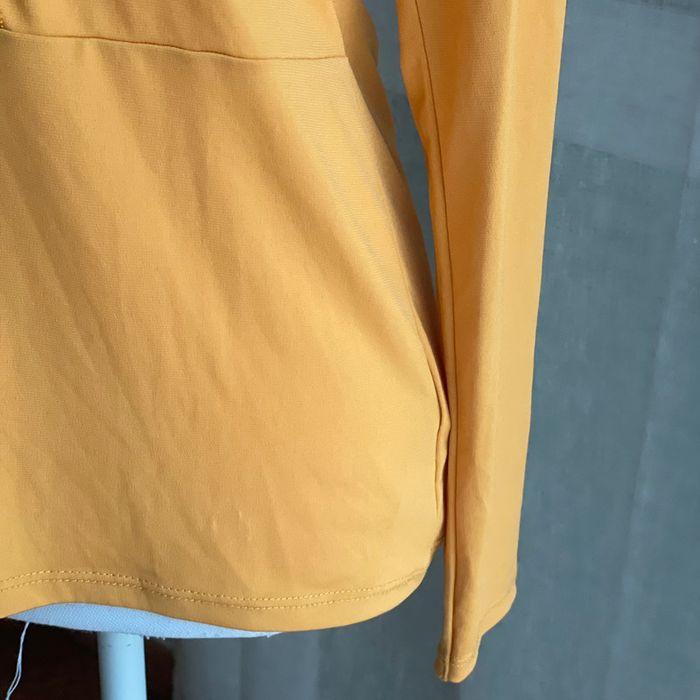 T-shirt jaune moutarde avec dentelle au milieu - photo numéro 4