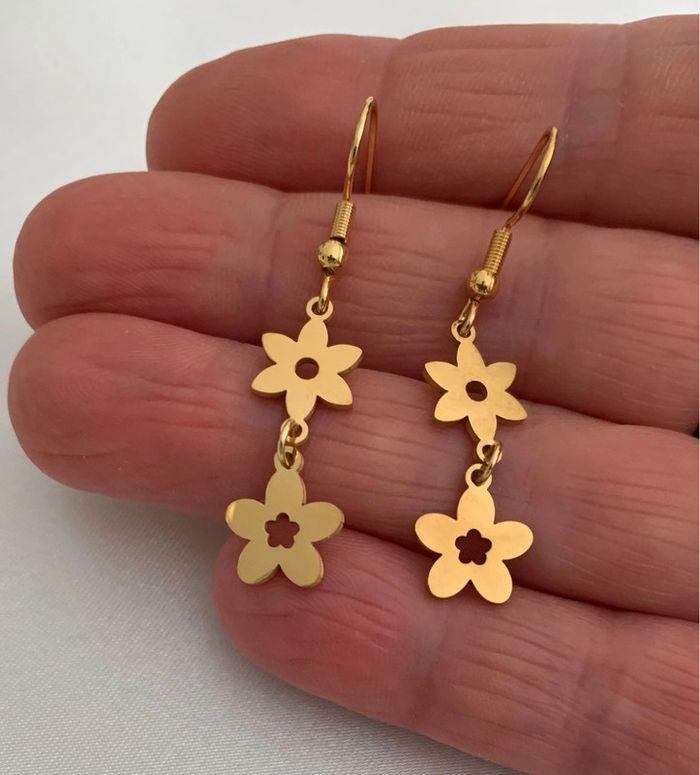 Belles boucles d’oreilles pendantes fleur en acier inoxydable doré - photo numéro 4