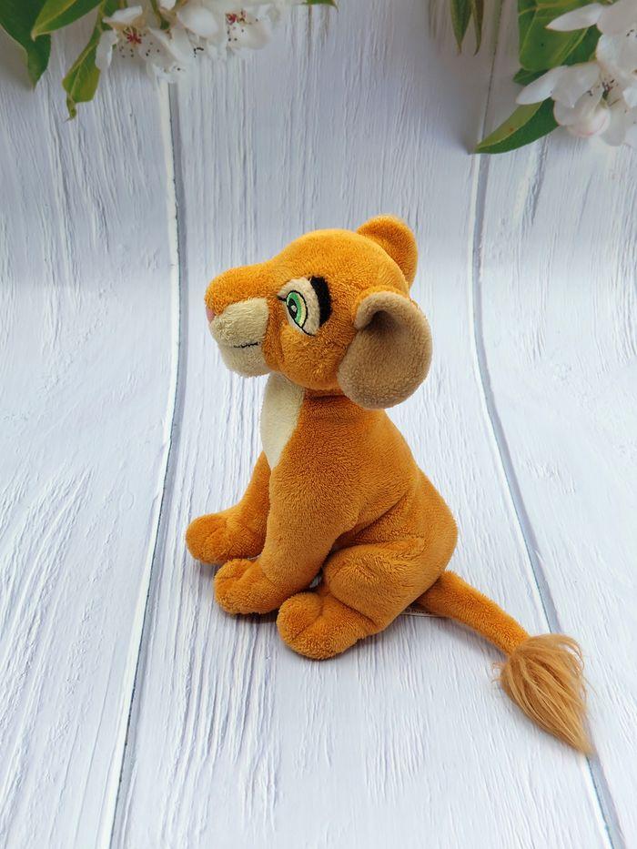 Doudou peluche Nala du roi lion DISNEYLAND PARIS 18 cm TBE - photo numéro 3