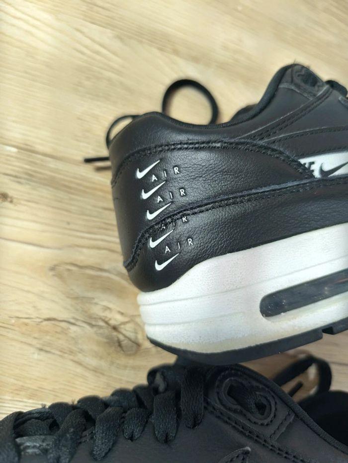 Baskets Nike air max one Black logo cuit noir pointure 38.5 tres peu portées - photo numéro 9