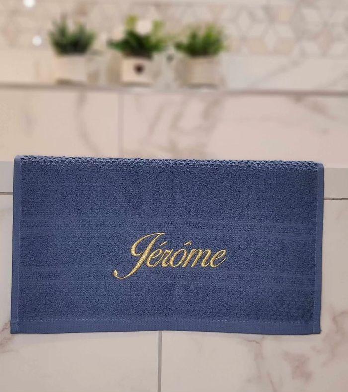 Serviette de toilette à PERSONNALISER broderie - photo numéro 2