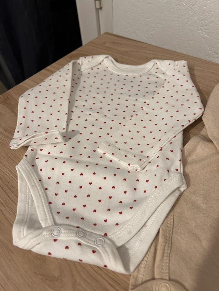 Lot de 2 bodys + 1 t-shirt mes petits cailloux taille 6 m - photo numéro 5