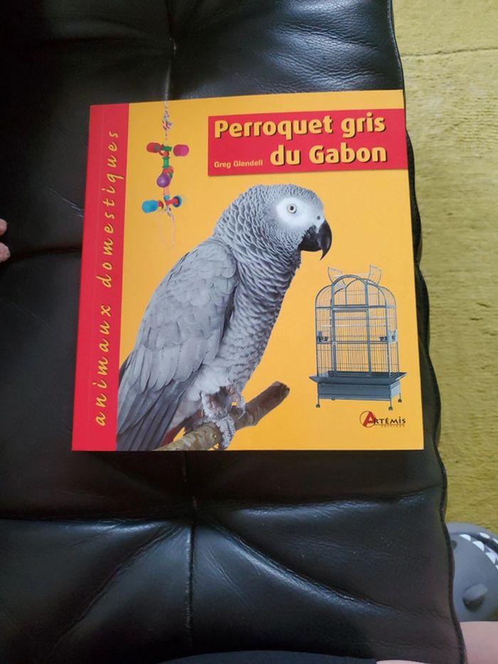 Livre "Perroquets gris du Gabon " - photo numéro 1