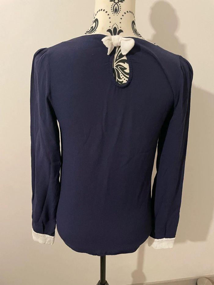 Blouse à manches longues fluide bleu marine bordure et poignet blanc noeud dos Naf Naf taille 34 - photo numéro 4