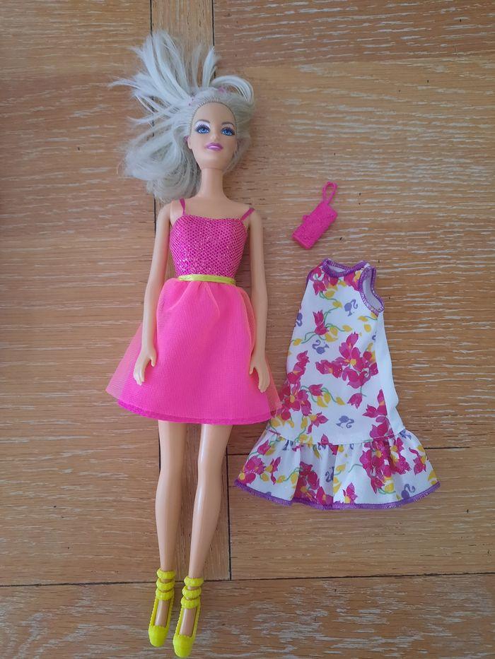 Lot de 3 barbies avec accessoires et  vêtements - photo numéro 2