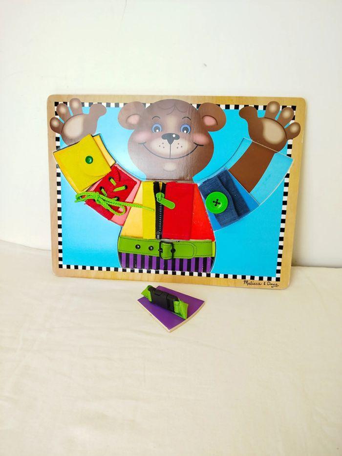 Planche d’aptitudes de base en bois ours éducative Melissa & Doug style busy board montessori - photo numéro 2