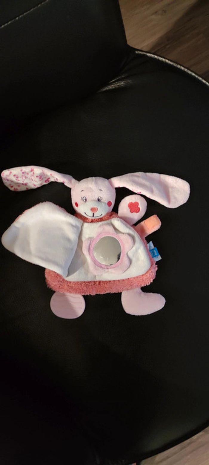 Peluche doudou lapin rose avec activités - photo numéro 2