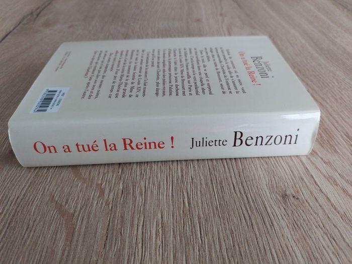 Livre "Le temps des poisons T1 On a tué la Reine" Juliette Benzoni - photo numéro 3