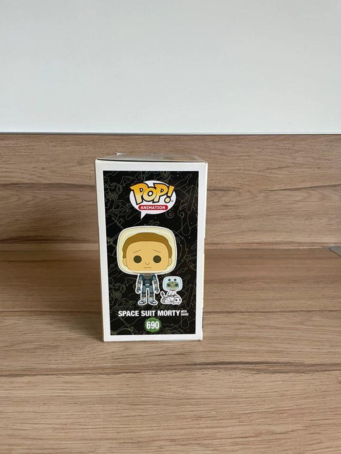 Figurine Funko Pop Rick et Morty: Space Suite Morty (with snake) 690 - photo numéro 4