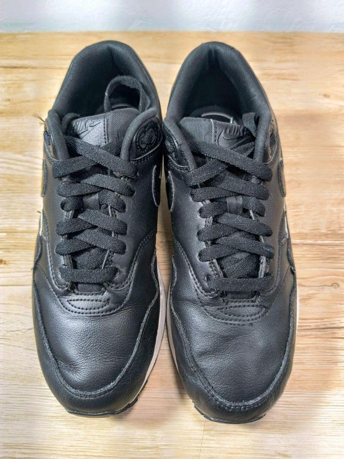 Baskets Nike air max one Black logo cuit noir pointure 38.5 tres peu portées - photo numéro 3