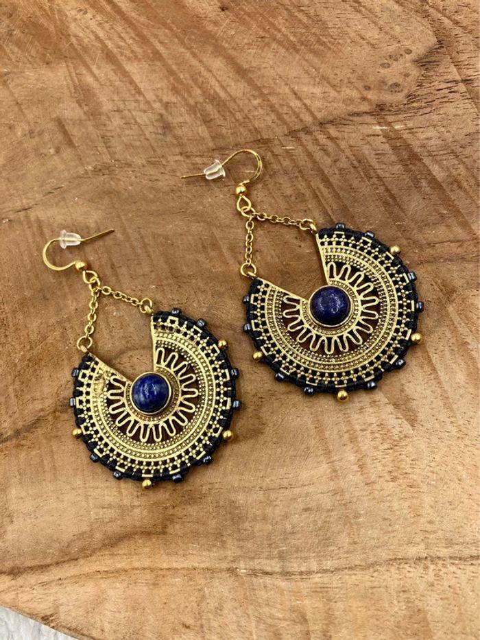 Boucles d’oreilles grappes créoles en macramé avec pierre de Lapis Lazuli - photo numéro 1