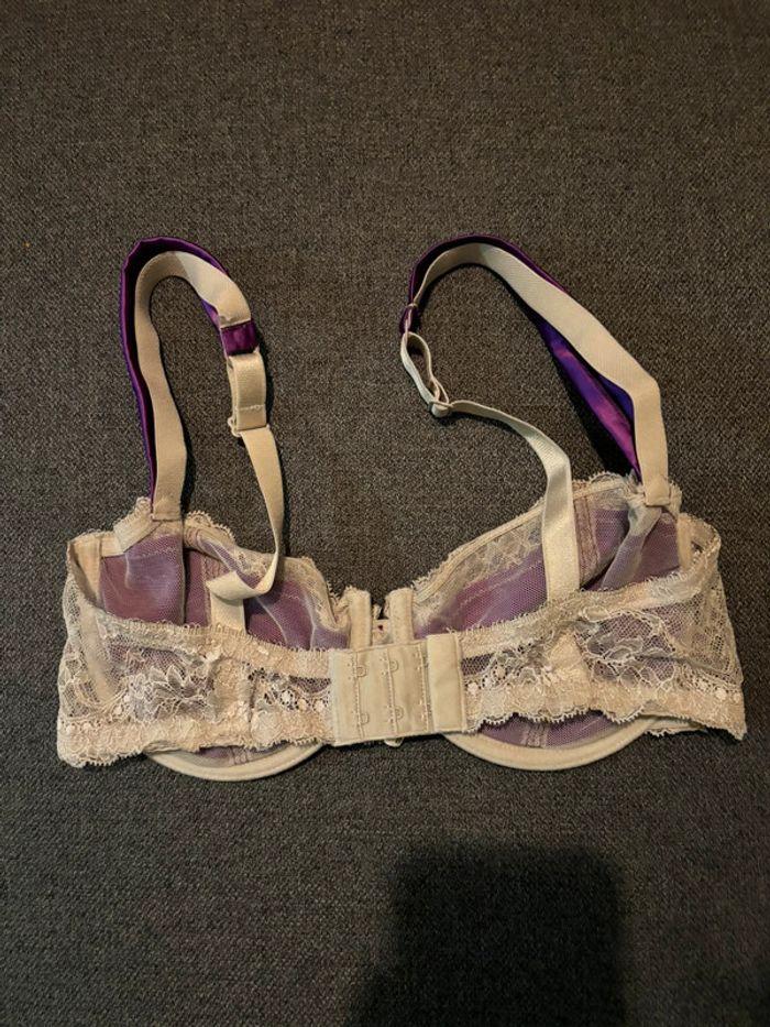 Soutien gorge violet satiné avec dentelle blanche - photo numéro 3