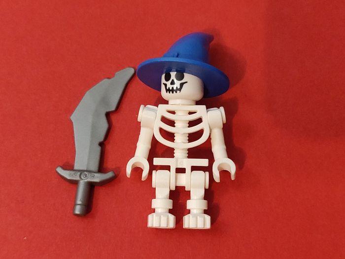 Figurine Lego squelette chapeau sorcière avec sabre Halloween - vrai Lego - photo numéro 1