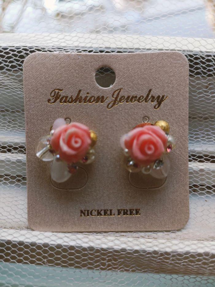 Paire de boucles d'oreilles fleurs rose - photo numéro 3