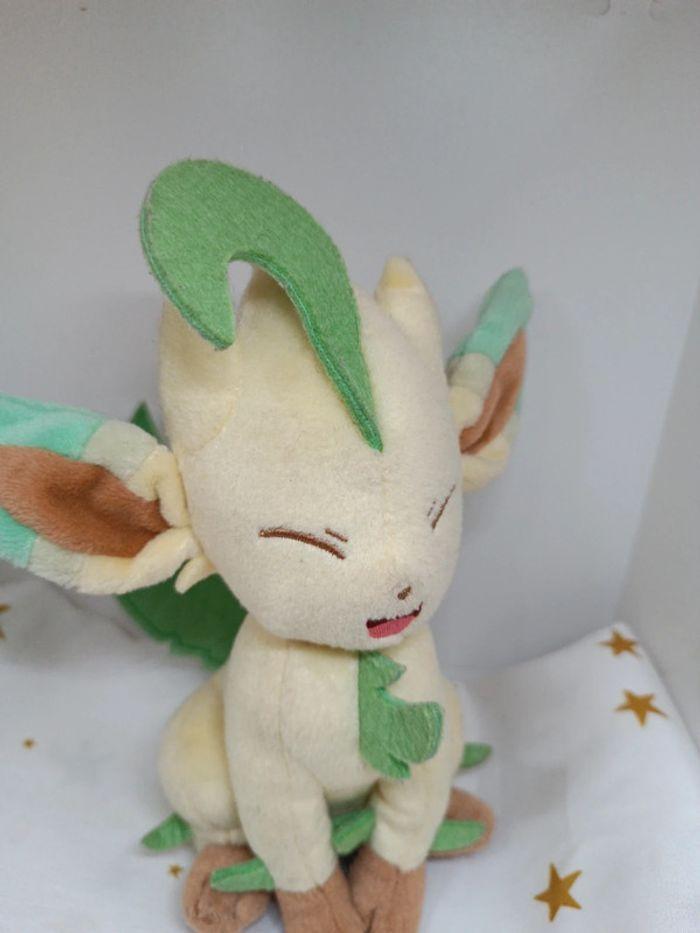 2017 center Poupée peluche doudou pokémon tomy officiel phyllali eevee evoli leafeon évolution - photo numéro 2