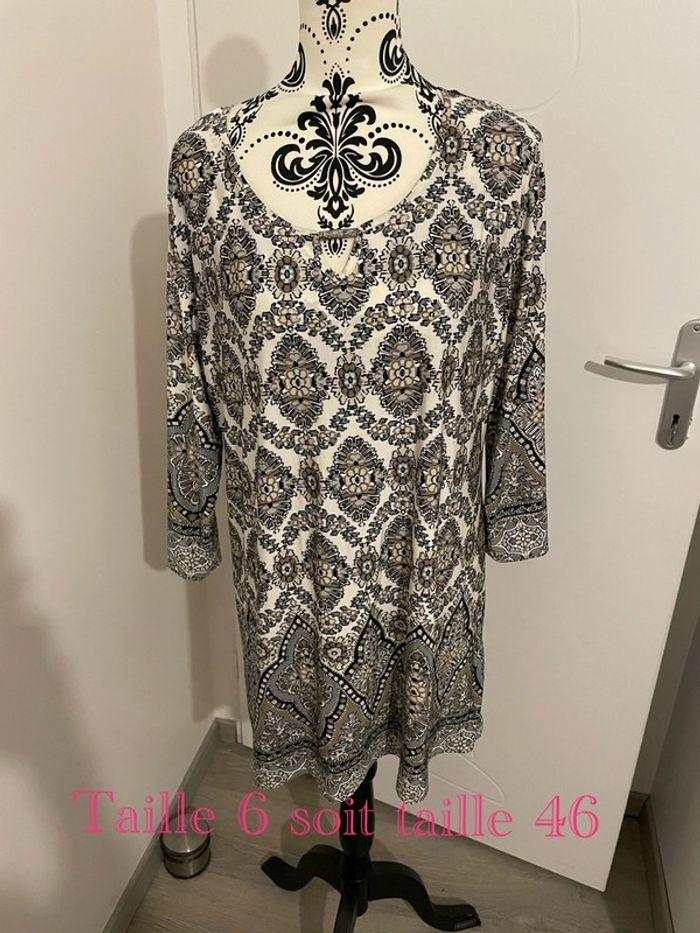 Robe à manche 3/4 col rond bijoux blanc à motifs beige neuf taille 6 soit taille 46 - photo numéro 1