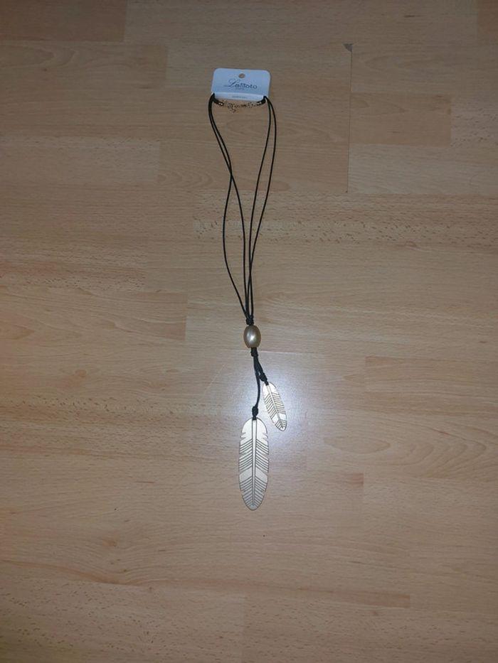 Collier plume