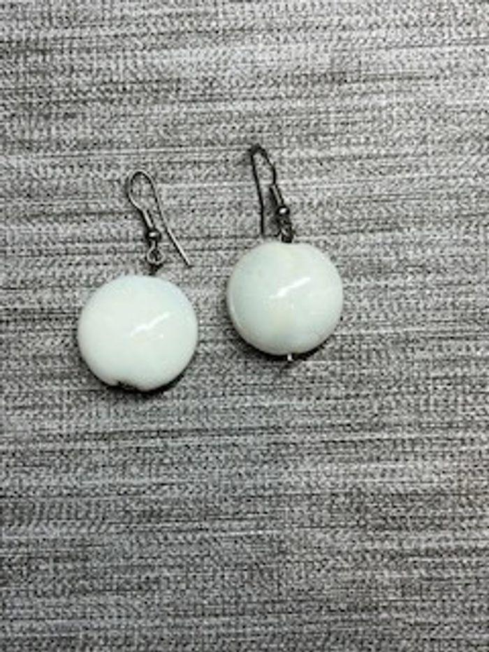 Boucles d'oreilles blanches verre - photo numéro 2