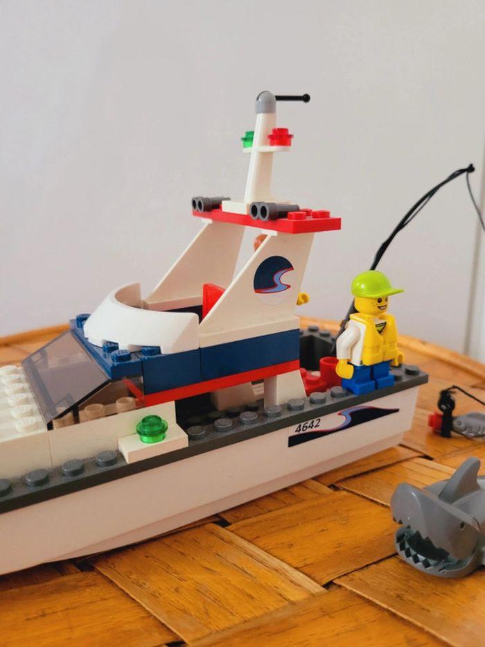 Set officiel Lego city Fishing Boat année 2011 bateau voiture pêche véhicule - photo numéro 3