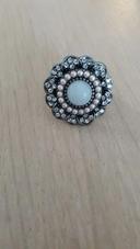 Bague métal argenté et cabochon strass - neuve