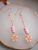 Jolies boucles tendances dans les tons roses