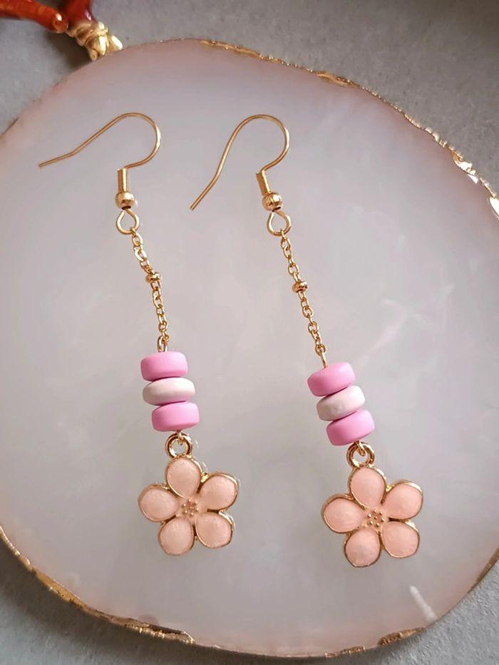 Jolies boucles tendances dans les tons roses - photo numéro 1