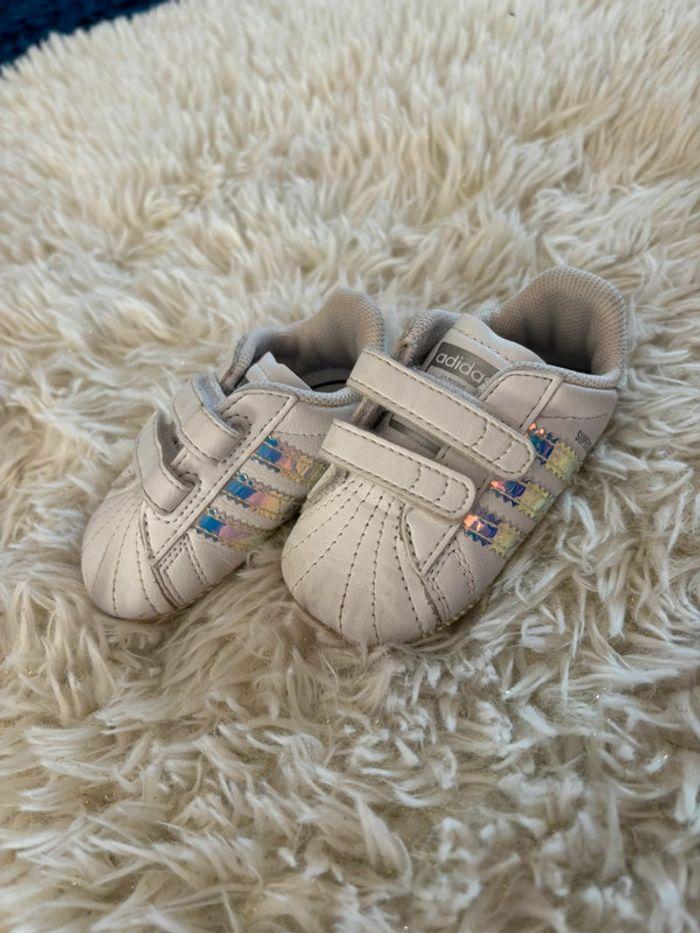 Magnifique chaussures de bébé Adidas taille 17 - photo numéro 1