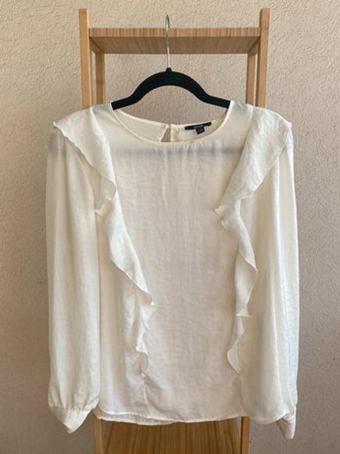 Blouse Kiabi blanche froufrous Taille M 38/40 - photo numéro 2