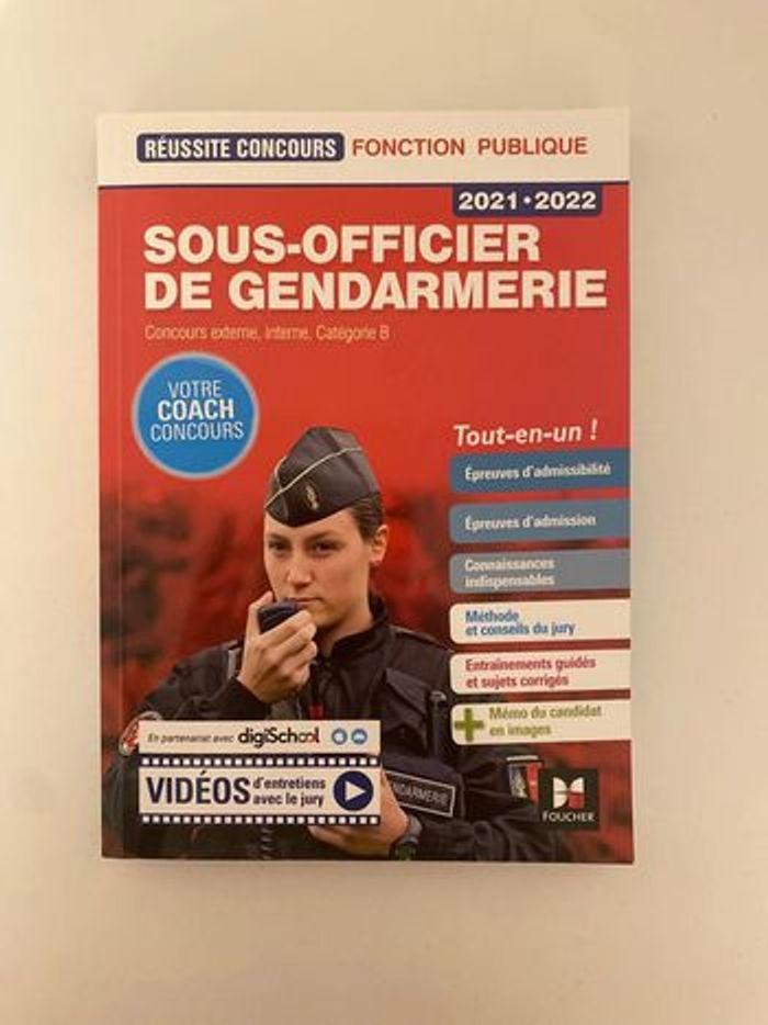 Sous officier de la gendarmerie - photo numéro 1