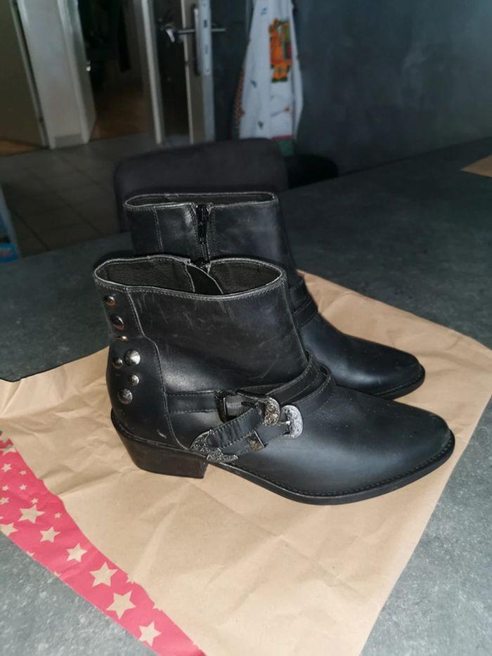 Très jolies bottines. Taille 37.. - photo numéro 2