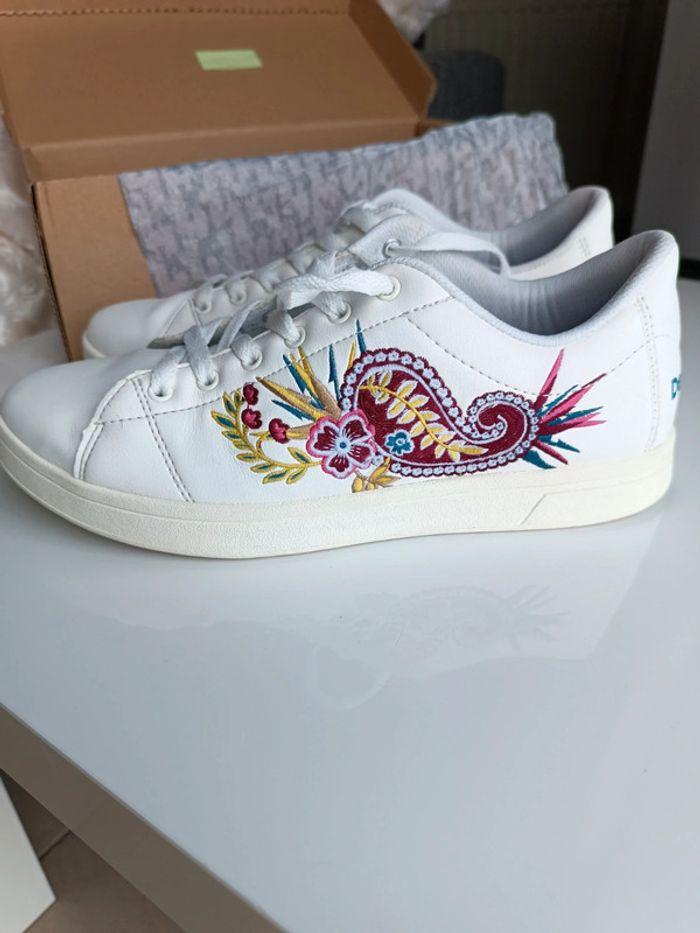 Sneakers blanche brodées - Desigual - pointure 40 - neuves - photo numéro 3