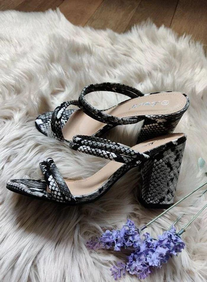 Mules sandales claquettes gris blanc noir Look reptile T 40 neufs - photo numéro 6