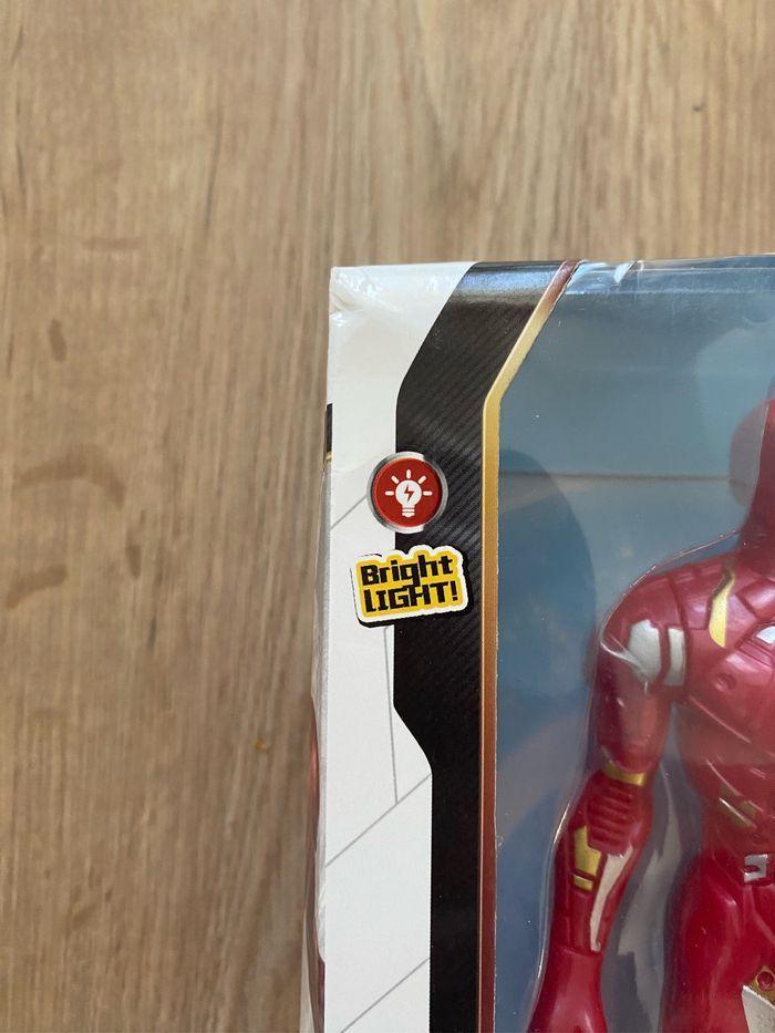 Figurine Marvel Iron Man avec lumière - photo numéro 2